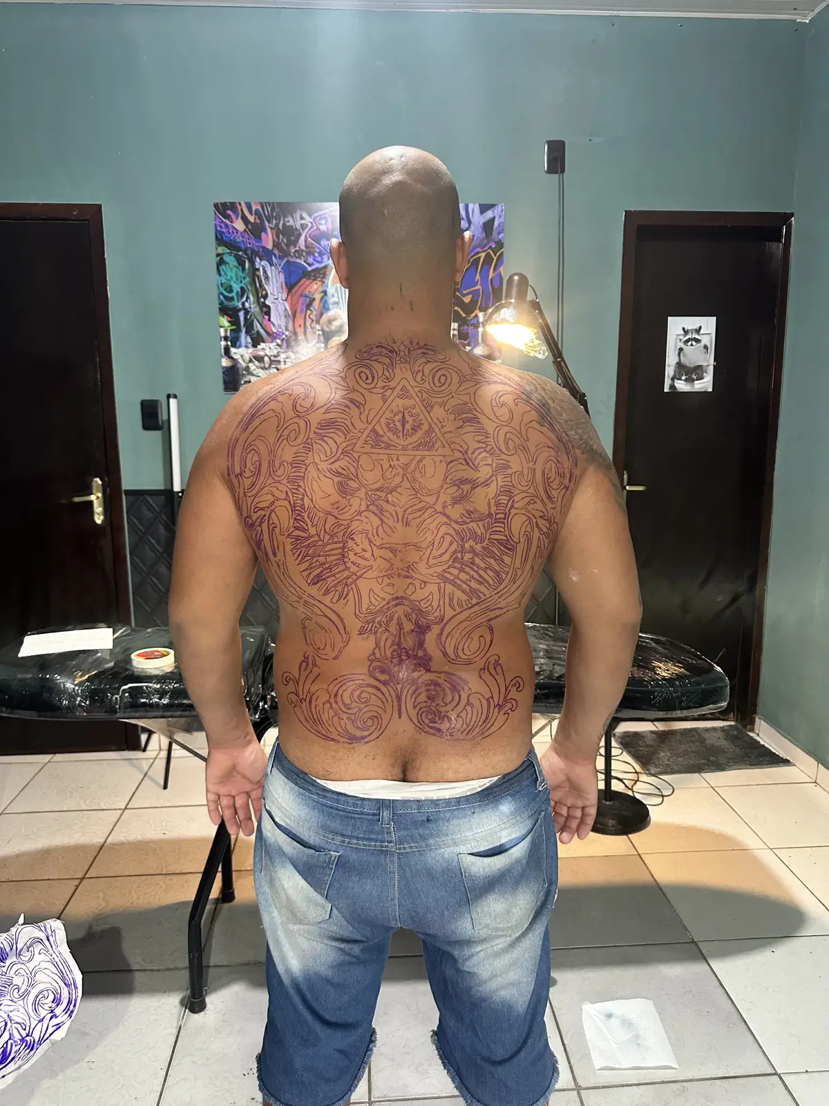 Fechamento em blackwork nas costas mostrando um dos estilos de tatuagem do estúdio Caliaro Art em Cuiabá
