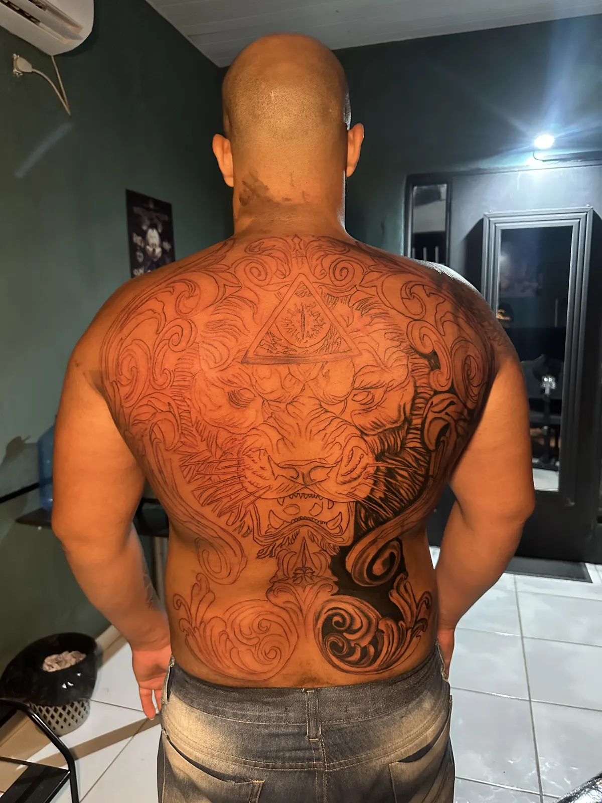 Tatuagem blackwork ornamental sombria nas costas, atmosfera dark