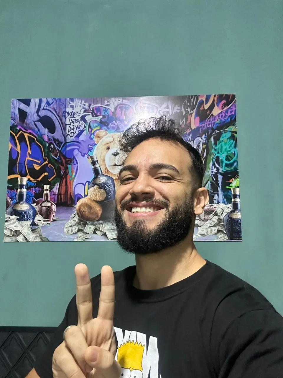 Tatuagem de cachorro com traço expressivo no ombro