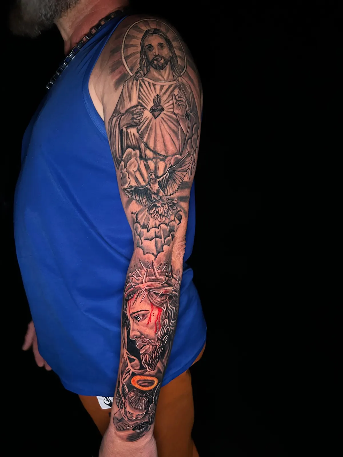 Tatuagem sombria de capacete espartano em realismo no braço