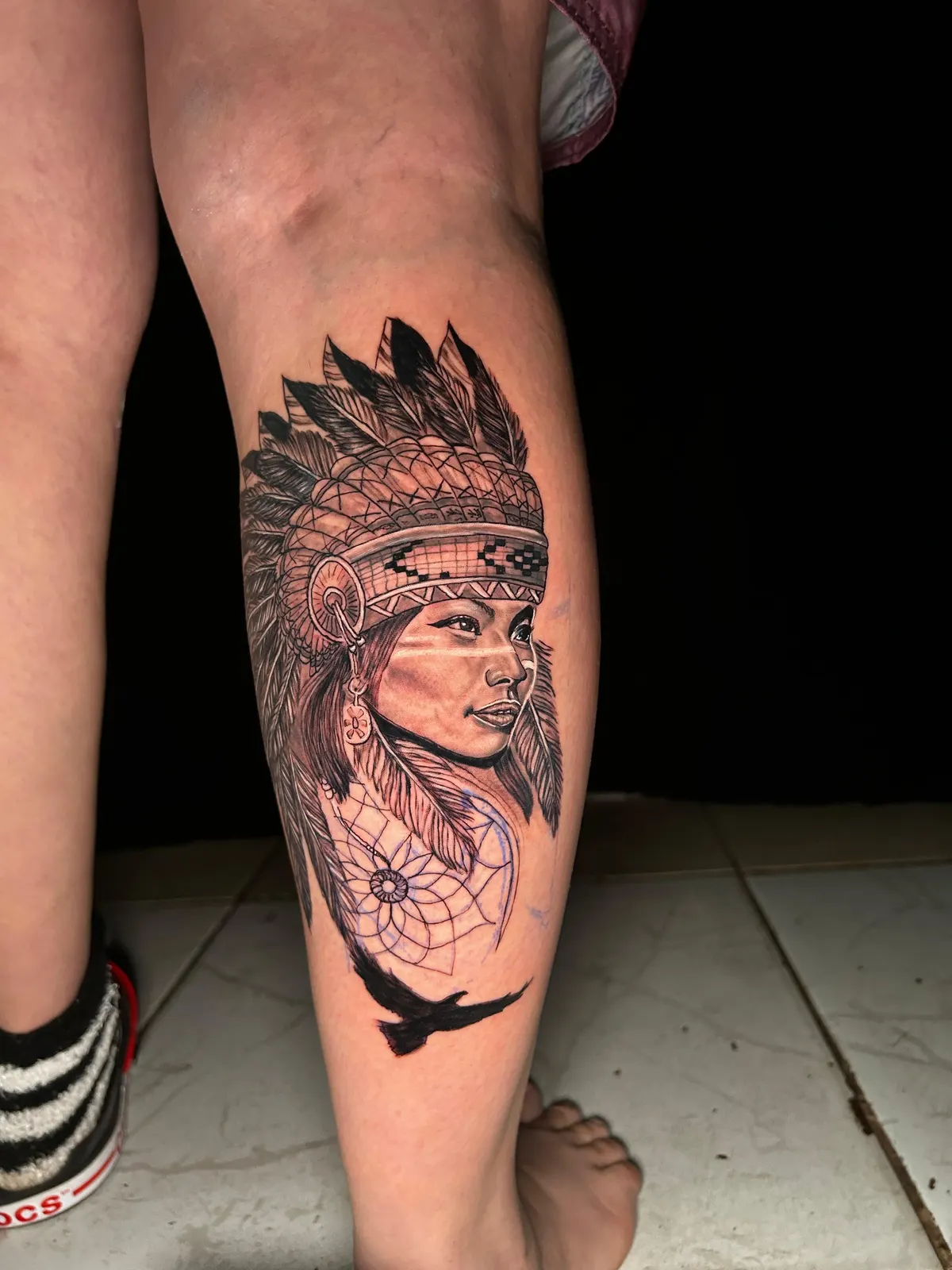 Tatuagem de capacete espartano em realismo no braço, símbolo de força para tatuagem pai e filho