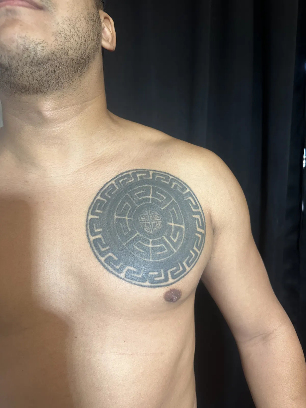 Tatuagem colorida de manga fechada no braço, realismo colorido
