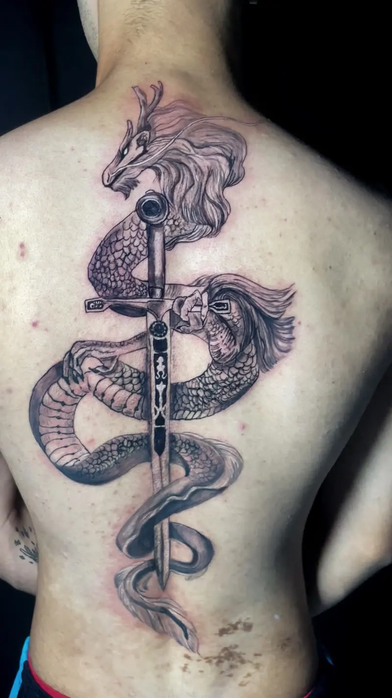 Tatuagem dark de dragão e cobra com espada nas costas