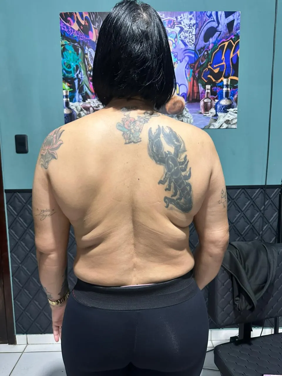 Tatuagem de traço fino no antebraço acompanhando escrita delicada