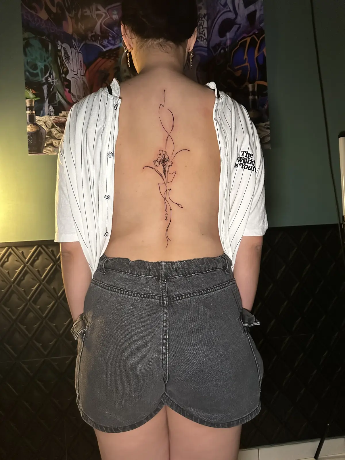 Tatuagem fineline delicada nas costas feita em Cuiabá
