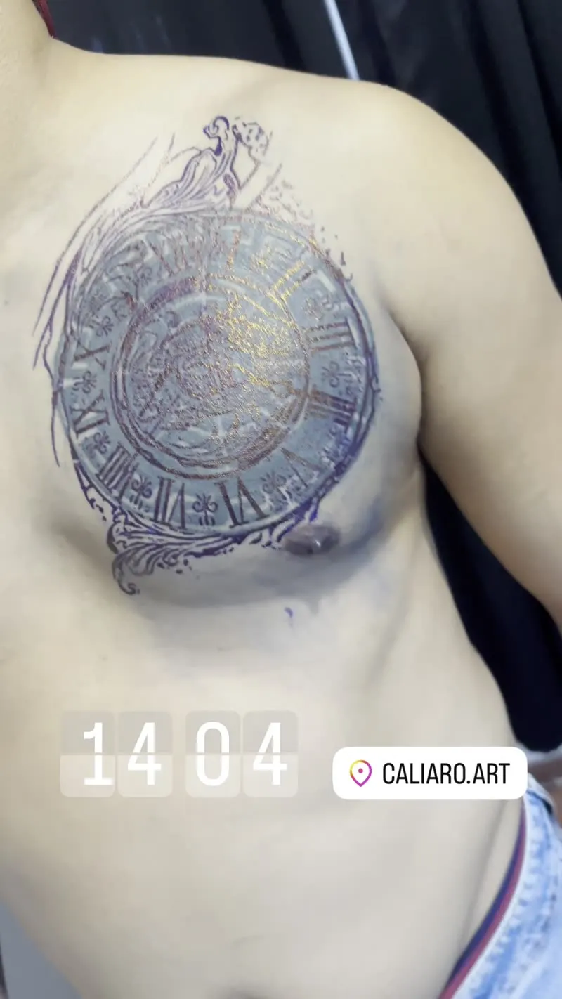 Tatuagem delicada de beija-flor e flores em fineline no braço, feita em Cuiabá