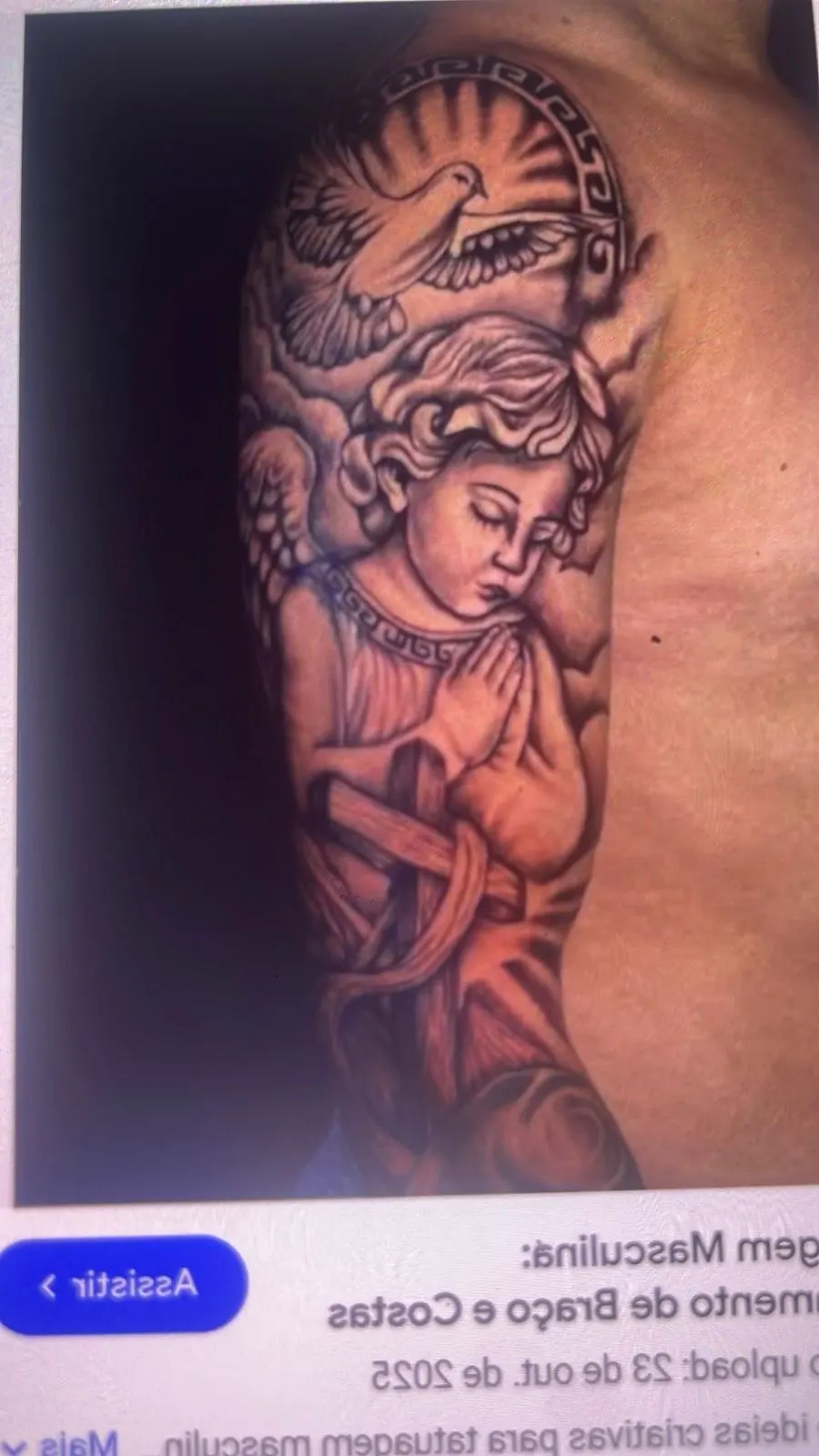 Tatuagem floral fineline nas costas, exemplo de traço fino aplicado também em asas de borboleta