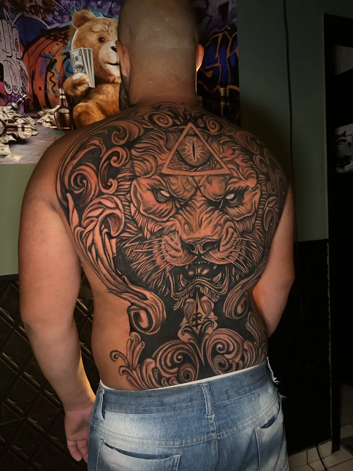 Tatuagem realista de leão fechando as costas, exemplo de peça grande cicatrizada sem complicações