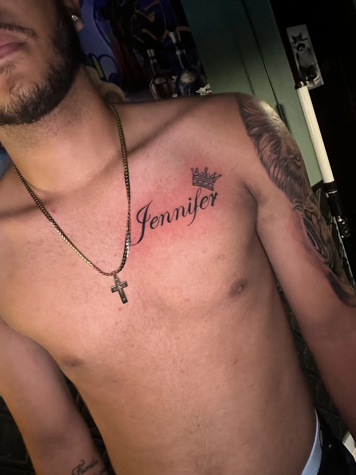 Tatuagem de lettering com nome no peito, caligrafia personalizada