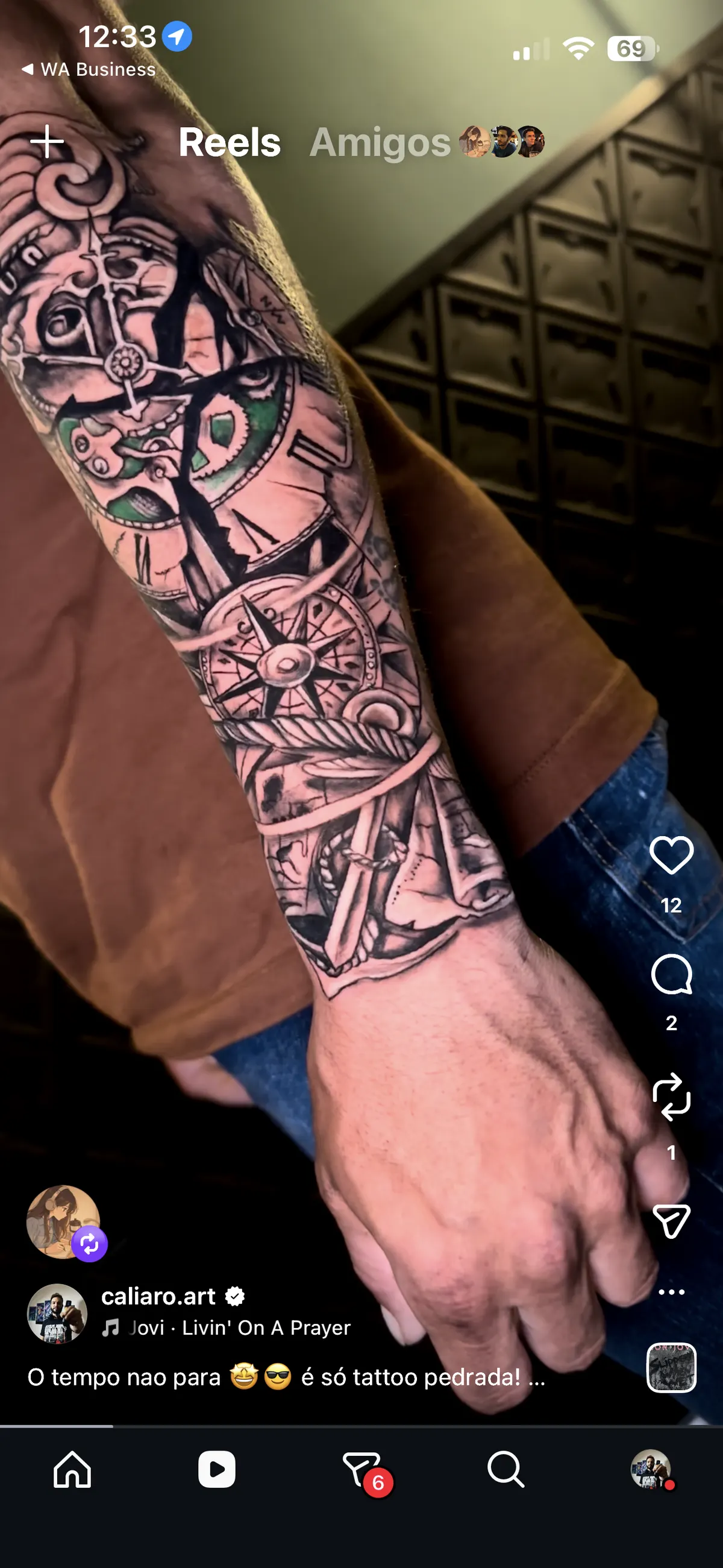 Tatuagem maori em blackwork no antebraço feita em Cuiabá