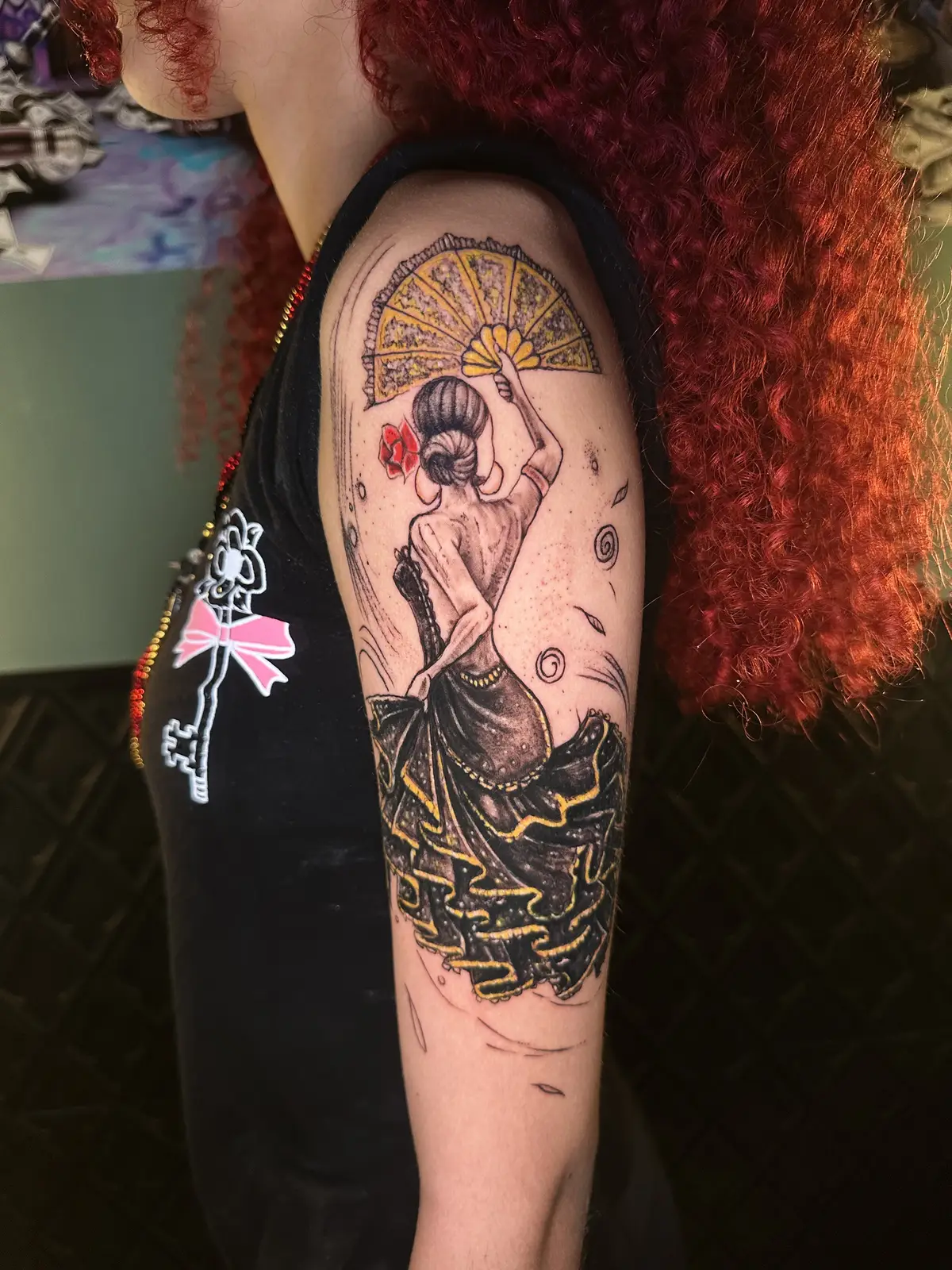 Tatuagem oriental colorida com gueixa no braço feita em Cuiabá