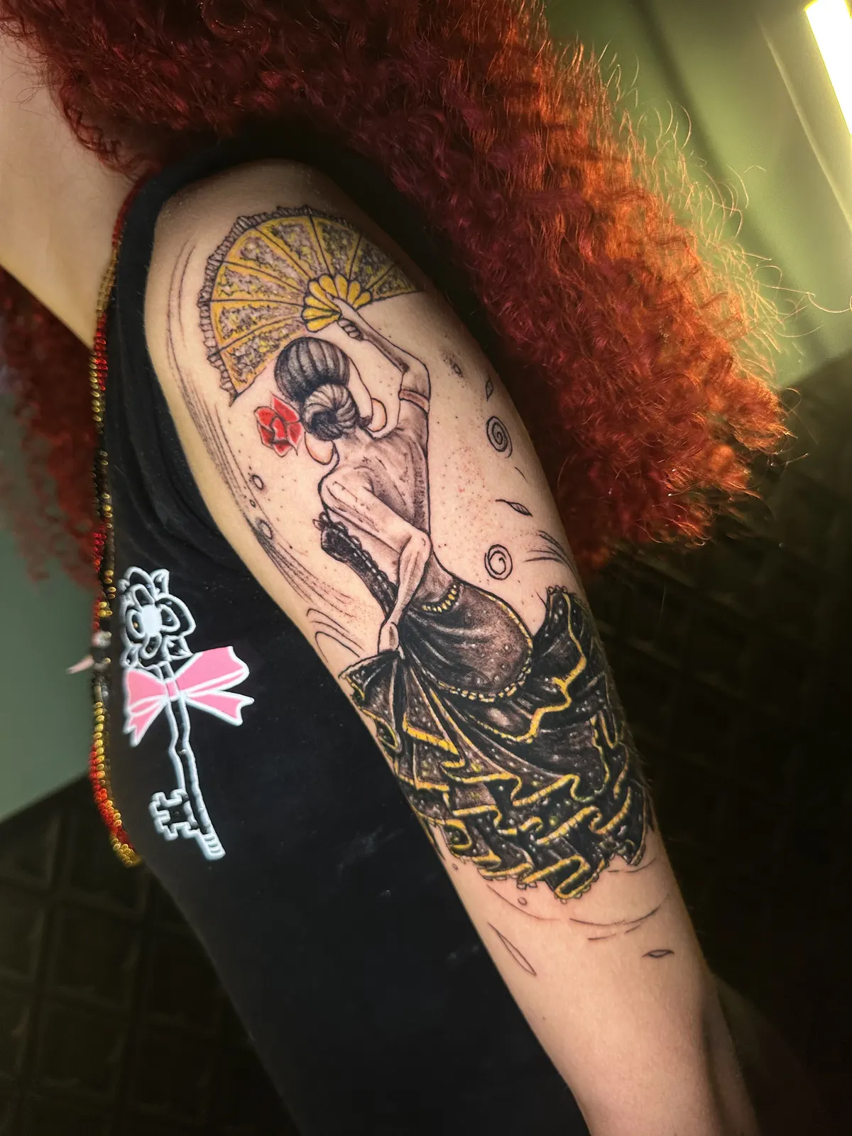 Tatuagem oriental colorida no braço, exemplo de traço fluido usado também em serpentes