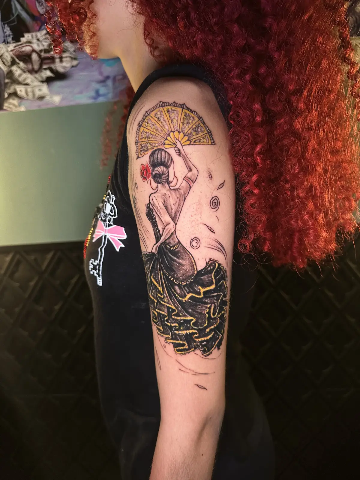Detalhe de tatuagem japonesa colorida de gueixa no braço, arte oriental feita em Cuiabá