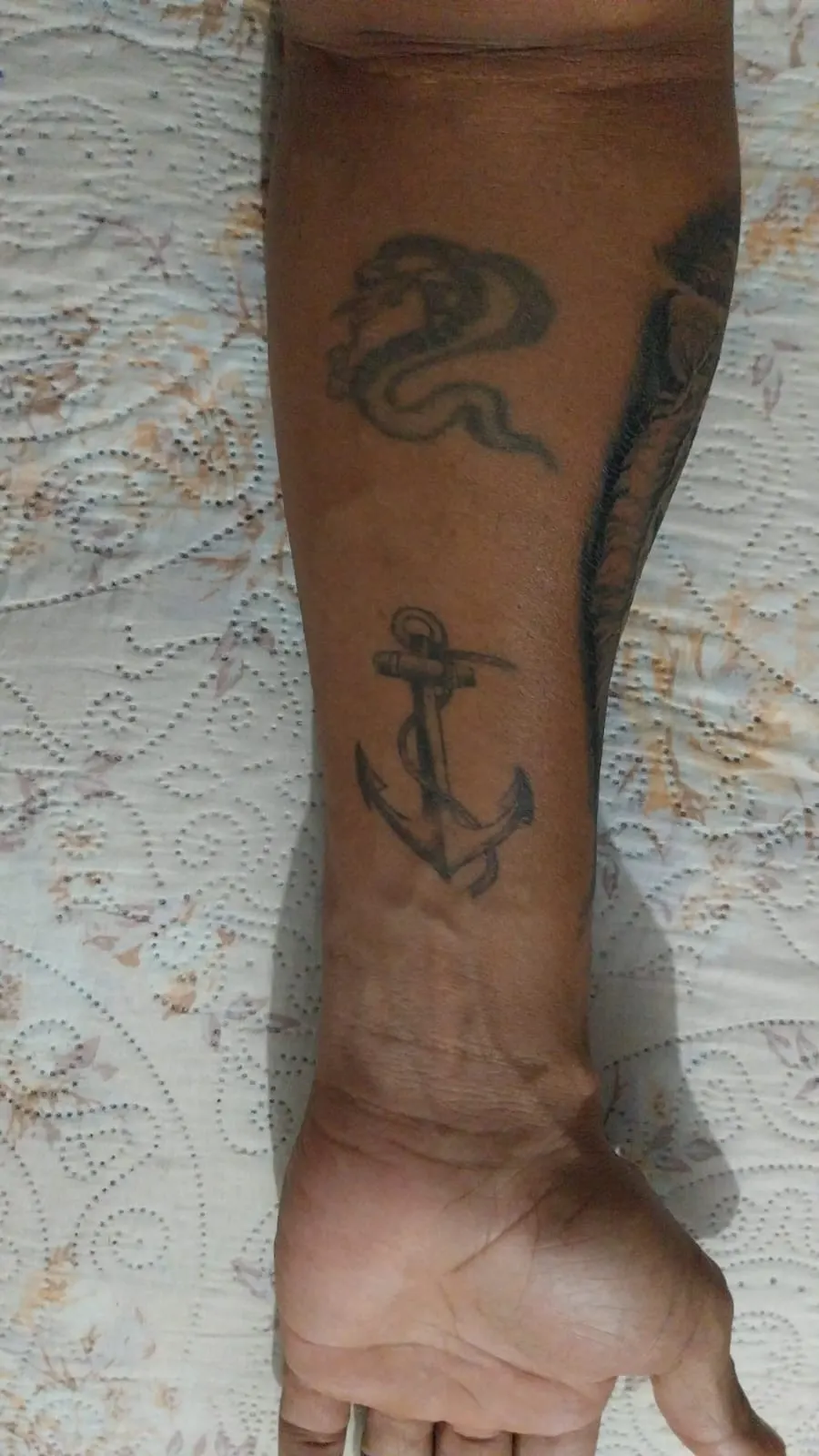 Tatuagem oriental de tigre colorido no braço em estilo japonês, feita em Cuiabá