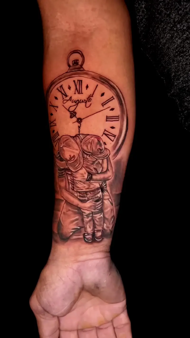 Tatuagem de relógio de bolso com o nome do filho e cena de pai e filho no antebraço