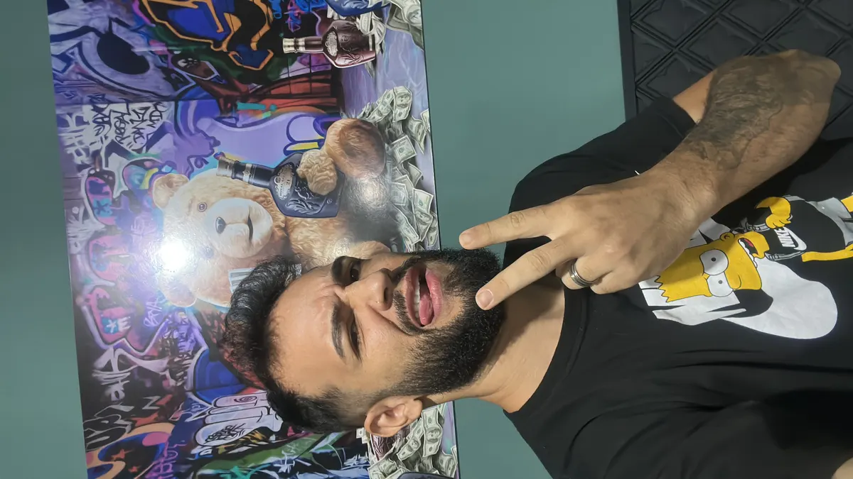 Tatuagem religiosa de anjo em oração em preto e cinza no braço
