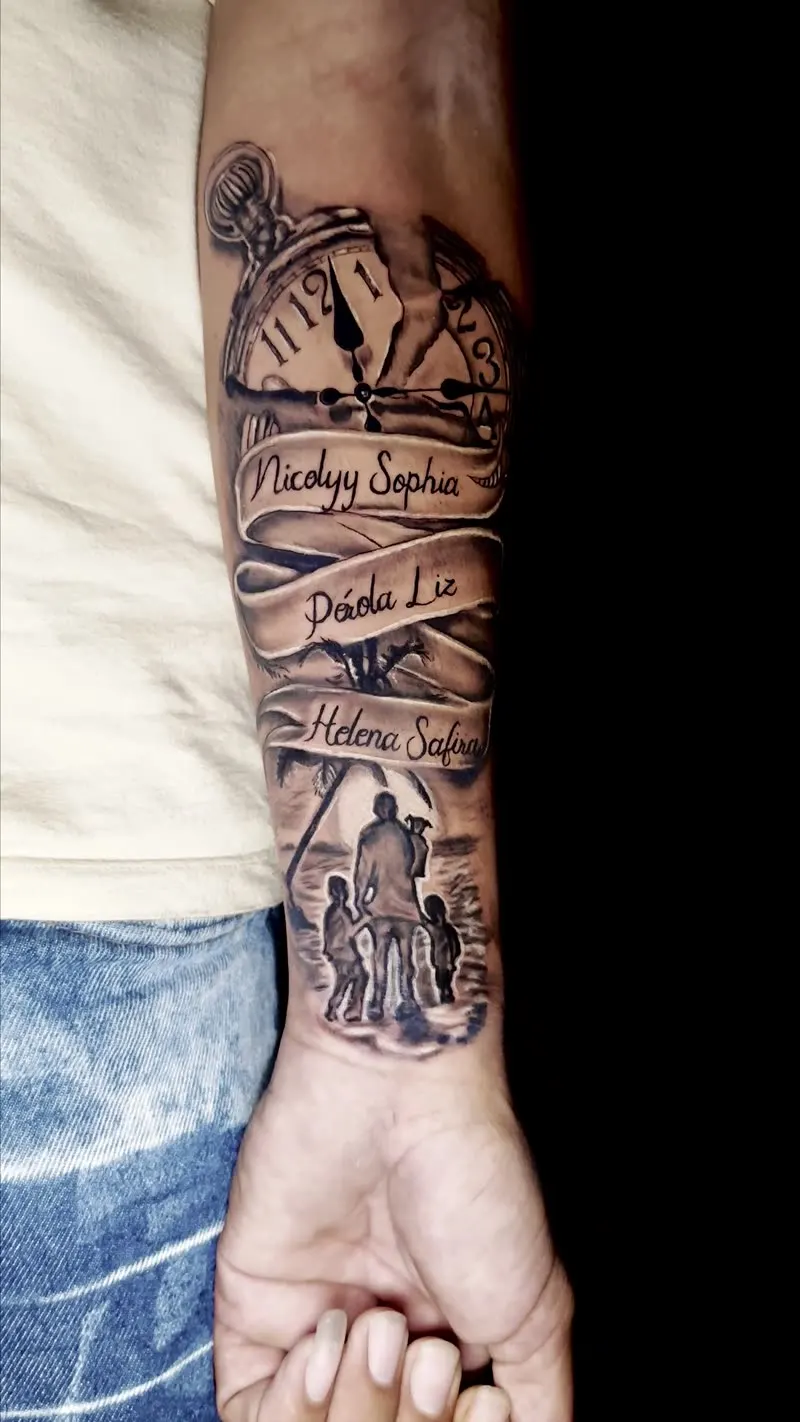 Tatuagem de relógio de bolso com nomes dos filhos no antebraço, exemplo de homenagem familiar
