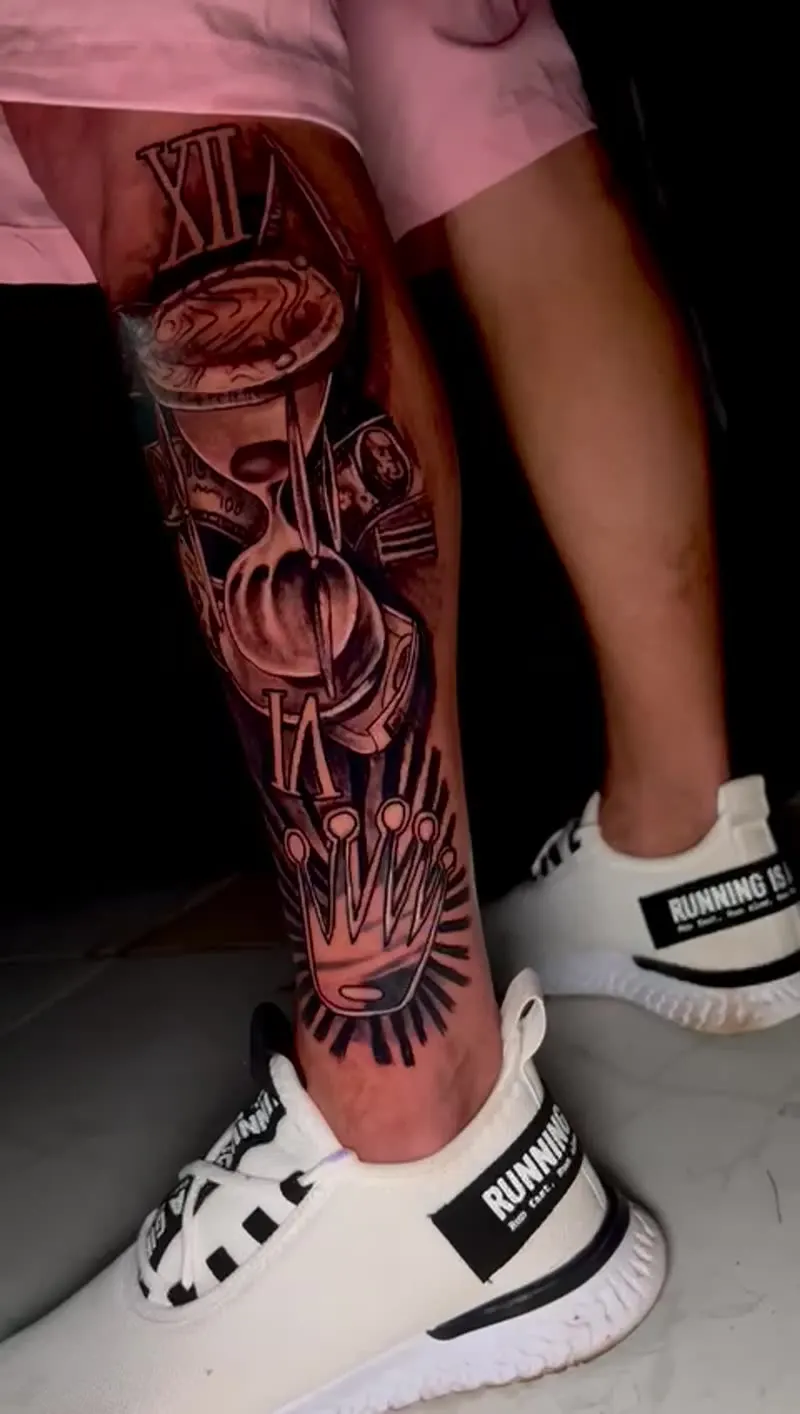 Tatuagem realista de relógio na perna, com o tornozelo visível ao lado do tênis