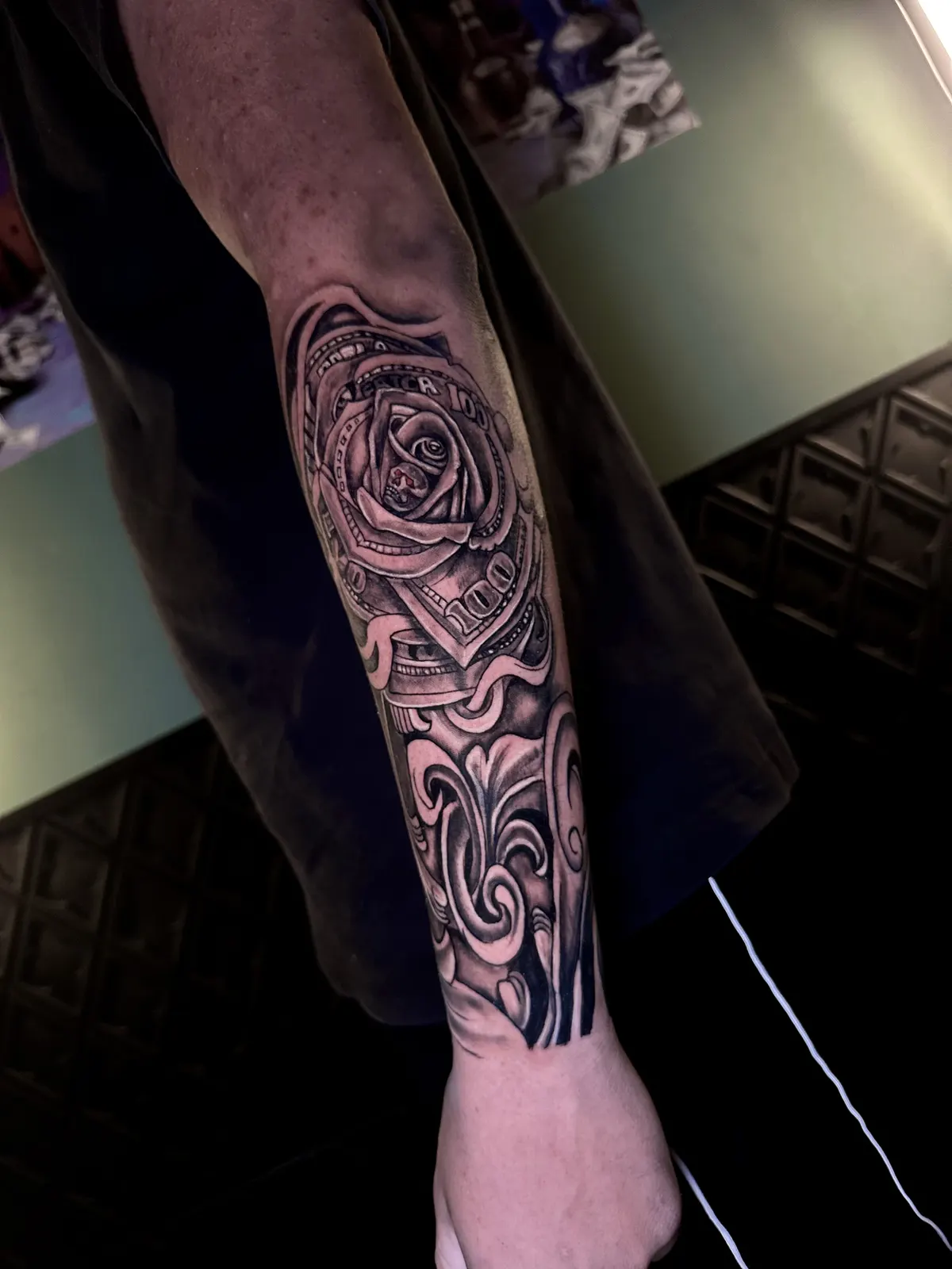Tatuagem de rosa com traço maori no antebraço, peça delicada para homenagear a família
