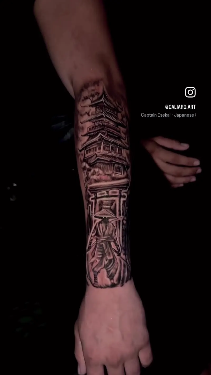 Tatuagem de samurai em estilo oriental no antebraço feita em Cuiabá