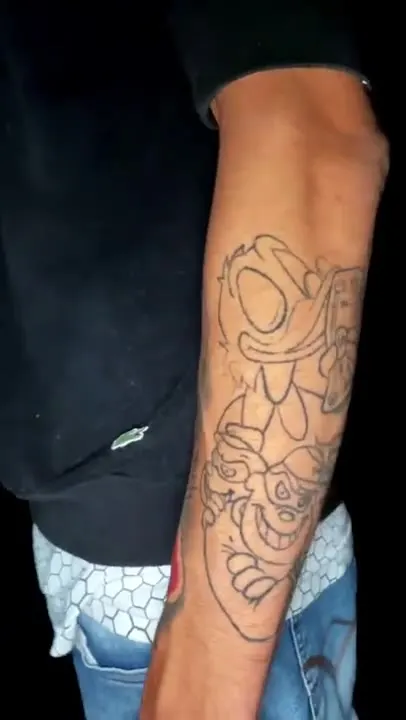 Cobertura de tatuagem com linha fresca no braço, cover-up para quem vem de Várzea Grande