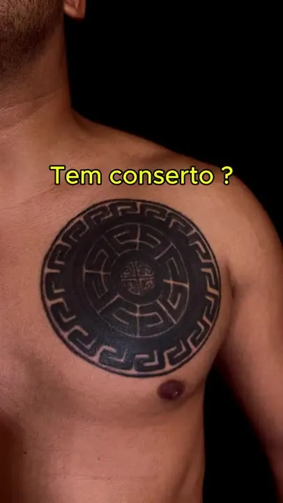 Stencil de cobertura de relógio e olho sendo preparado no peito, no estúdio em Cuiabá