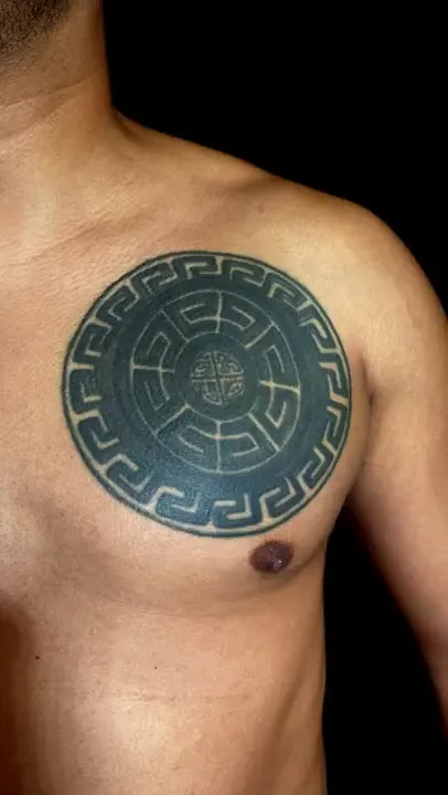 Cobertura de tatuagem no peito finalizada com mandala blackwork em Cuiabá